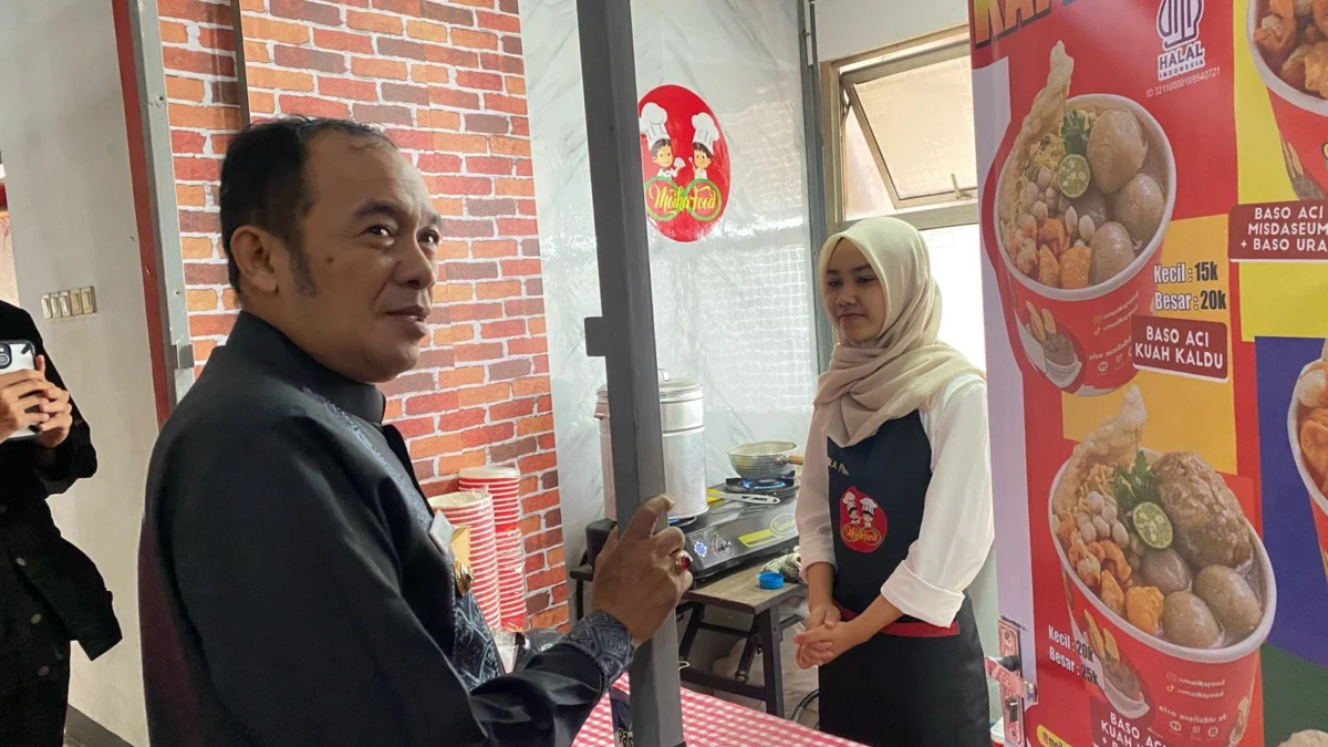 Wali Kota Cimahi, Ngatiyana saat Meninjau Sejumlah IKM di Pasar Atas Baru Cimahi dalam Program ASN Ber-Citra/Firman Satria/Jabar Ekspres/