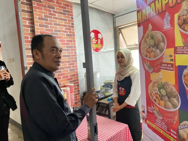 Wali Kota Cimahi, Ngatiyana saat Meninjau Sejumlah IKM di Pasar Atas Baru Cimahi dalam Program ASN Ber-Citra/Firman Satria/Jabar Ekspres/