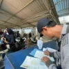 Warga saat mengantri untuk melakukan pembayaran Pajak Kendaraan di Samsat Soreang, Kabupaten Bandung, Jumat (11/4/2025). Foto Agi