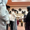 Wali Kota Banjar H Sudarsono secara simbolis menyerahkan bantuan uang kepada 'bapa asuh' sebagai realisasi dari program Nyaah ka Indung oleh Gubernur Jabar Dedi Mulyadi, Jumat (11/4/2025). (Cecep Herdi/Jabar Ekspres)