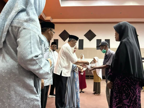 Wali Kota Banjar H Sudarsono secara simbolis menyerahkan bantuan uang kepada 'bapa asuh' sebagai realisasi dari program Nyaah ka Indung oleh Gubernur Jabar Dedi Mulyadi, Jumat (11/4/2025). (Cecep Herdi/Jabar Ekspres)