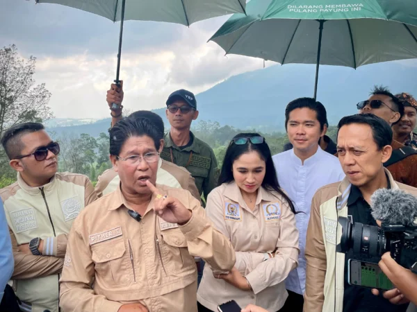 Komisi I dan III DPRD Bandung Barat saat meninjau proyek pembangunan wisata Eiger Camp di Kecamatan Parongpong. Jumat (11/4). Dok Jabar Ekspres/Suwitno