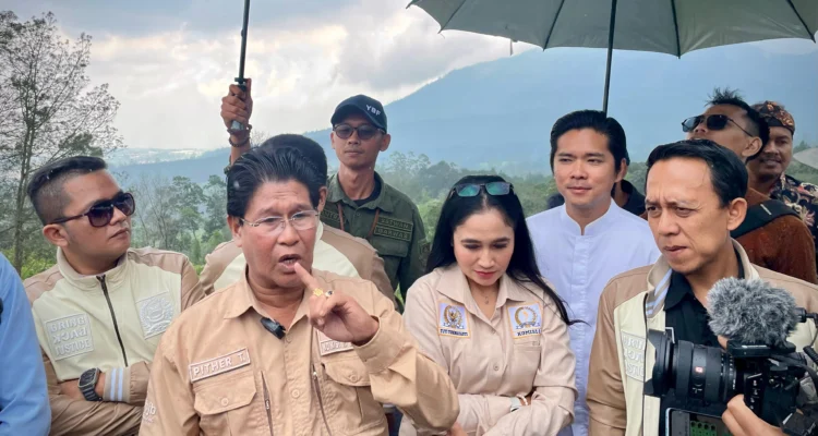 Komisi I dan III DPRD Bandung Barat saat meninjau proyek pembangunan wisata Eiger Camp di Kecamatan Parongpong. Jumat (11/4). Dok Jabar Ekspres/Suwitno