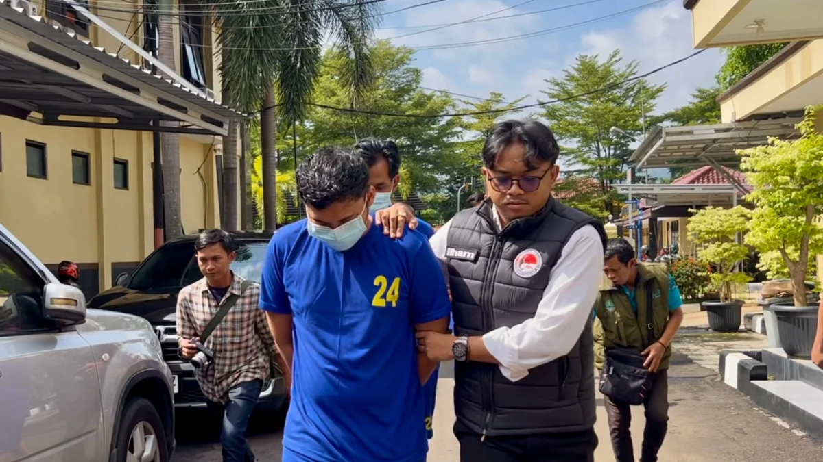 Polisi meringkus para tersangka dalam kasus penyalahgunaan obat-obat terlarang dan narkotika di Kota Banjar, Senin (14/4/2025). (Cecep Herdi/Jabar Ekspres)