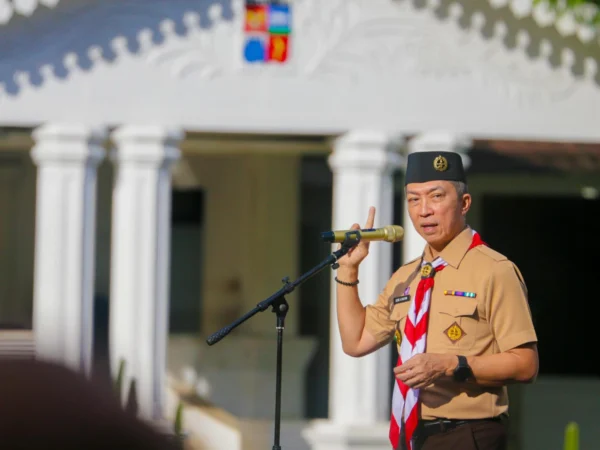 Wali Kota Bogor, Dedie A. Rachim saat memimpin apel rutin di Plaza Balai Kota Bogor, Senin (14/4). (Yudha Prananda / Jabar Ekspres)