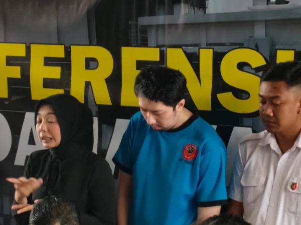 Dok. Tersangka kasus pelecehan seksual di RSHS Bandung berinisial PAP (tengah). Foto. Sandi Nugraha / Jabar Ekspres