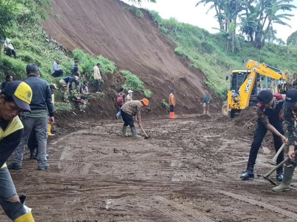 Akses Jalan Raya Pangalengan yang sempat tertutup total akibat longsor, kini sudah mulai bisa dilalui kendaraan roda dua maupun roda empat. Foto Istimewa