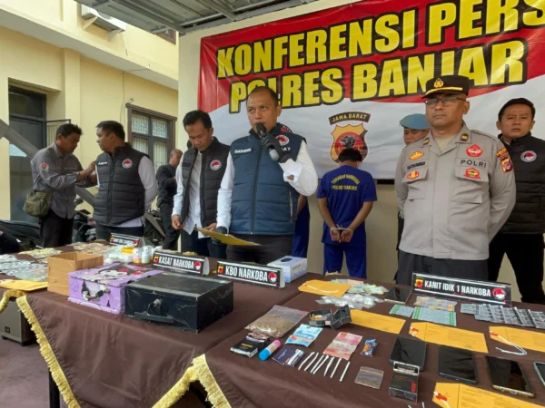 Satnarkoba Polres Banjar saat menggelar konferensi pers pengungkapan kasus narkotika dan obat-obatan terlarang, Senin (14/4/2025). Salah satu kasusnya melibatkan tiga pelajar dibawah umur. (Cecep Herdi/Jabar Ekspres)