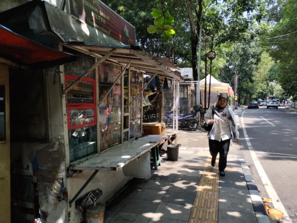 Seorang warga berjalan di samping kios semi permanen di kawasan Cilaki, Kota Bandung, Senin (14/4). Foto: Dimas Rachmatsyah / Jabar Ekspres