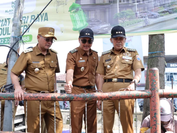 Wakil Gubernur Jawa Barat, Erwan Setiawan Bersama Wali Kota Cimahi, Ngatiyana dan Wakil Wali Kota Cimahi, Adhitia Yudisthira di Pasar Antri/Firman Satria/