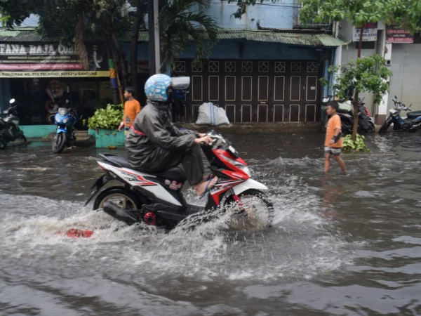 Pengendara menerjang genangan banjir di Kota Bandung, beberapa waktu lalu. Foto: Dimas Rachmatsyah / Jabar Ekspres