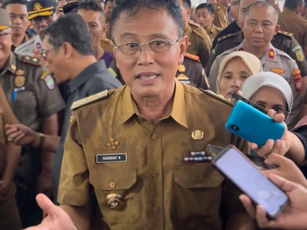 Bupati Ciamis Herdiat Sunarya saat diwawancara awak media usai peresmian foodcourt dan area parkir Alun Alun Ciamis, Selasa (14/4/2025) sore. (Cecep Herdi/Jabar Ekspres)