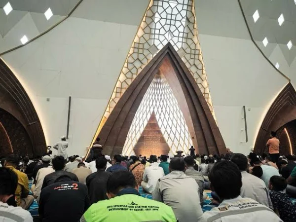 Foto ilustrasi Masjid Raya Al Jabbar sebagai salah satu ikon rumah peribadahan di Kota Bandung (Sadam Husen / JE)