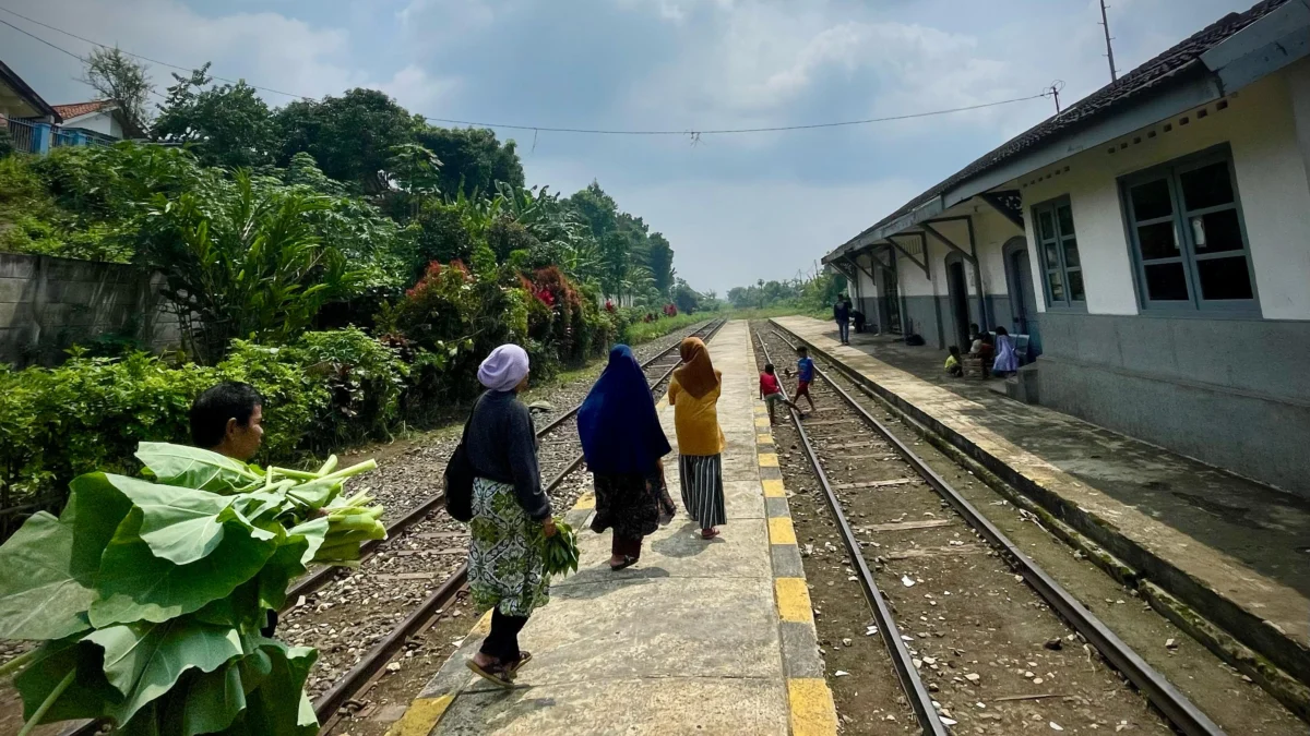 Seorang anak dan warga di sekitar Stasiun Tagog Apu Padalarang, Bandung Barat beraktivitas di jalur kereta api nonaktif. Rabu (16/4). Dok Jabar Ekspres/Suwitno