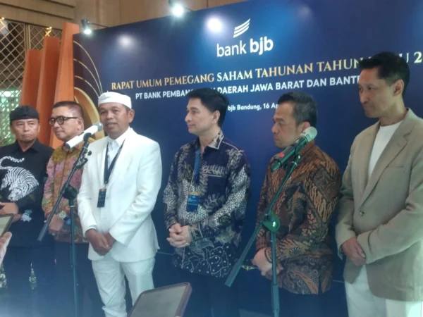 Gubernur Jabar Dedi Mulyadi saat mengenalkan Helmy Yahya dan Bossman Mardigu selepas RUPS Bank BJB.