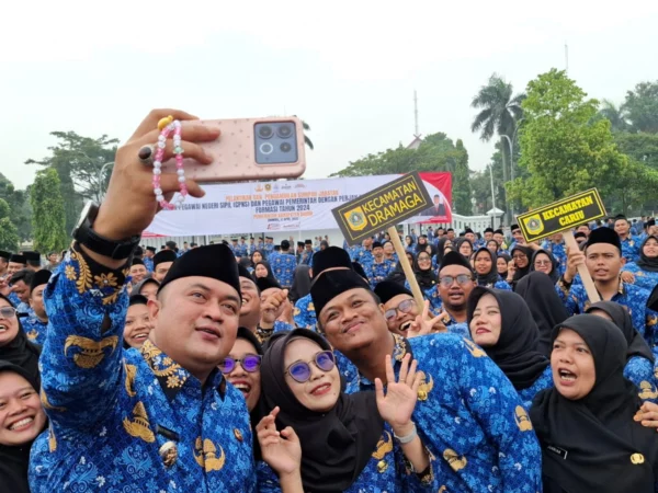 Sejumlah ASN Kabupaten Bogor melakukan swafoto usai pelantikan. (Foto : Sandika / Jabar Ekspres)
