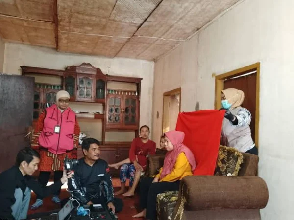 Pelayanan Jemput Bola Disdukcapil Kota Cimahi pada Warga Lansia dan Disabilitas. (Dok. Jabar Ekspres)