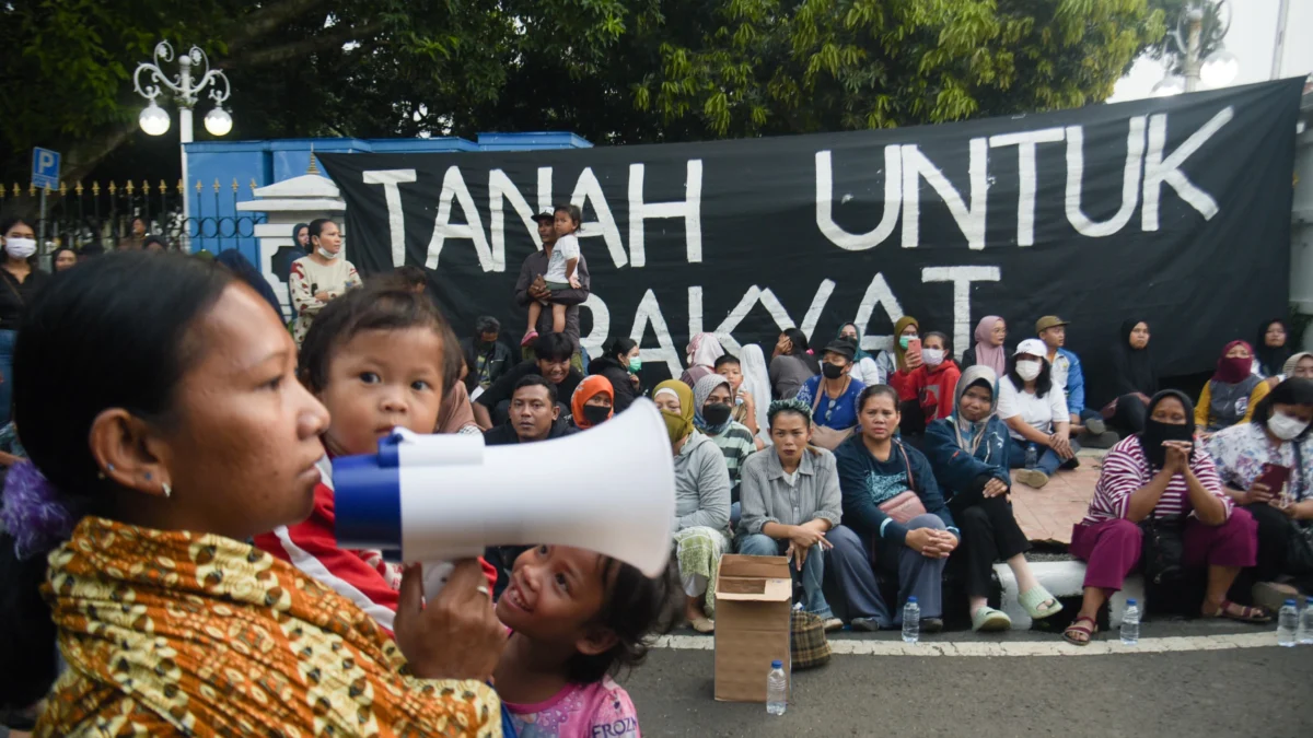 Sejumlah warga Sukahaji berorasi dan menunggu sebagian warga lainnya yang bertemu dengan Gubernur Jawa Barat, Dedi Mulyadi di Gedung Pakuan, Kota Bandung, Rabu (16/4). Foto: Dimas Rachmatsyah / Jabar Ekspres