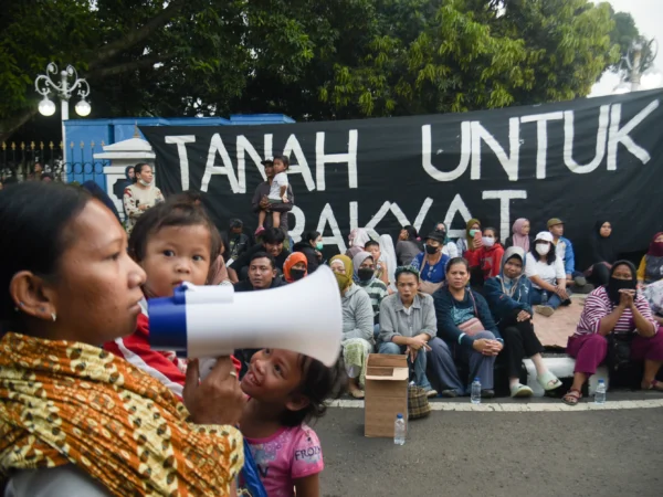 Sejumlah warga Sukahaji berorasi dan menunggu sebagian warga lainnya yang bertemu dengan Gubernur Jawa Barat, Dedi Mulyadi di Gedung Pakuan, Kota Bandung, Rabu (16/4). Foto: Dimas Rachmatsyah / Jabar Ekspres