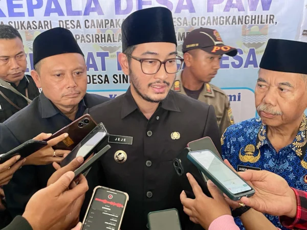 Bupati Bandung Barat Jeje Ritchie Ismail didampingi Wakilnya Asep Ismail di Gedung B Kompleks Perkantoran Pemda KBB. Kamis (17/4). Dok Jabar Ekspres/Suwitno