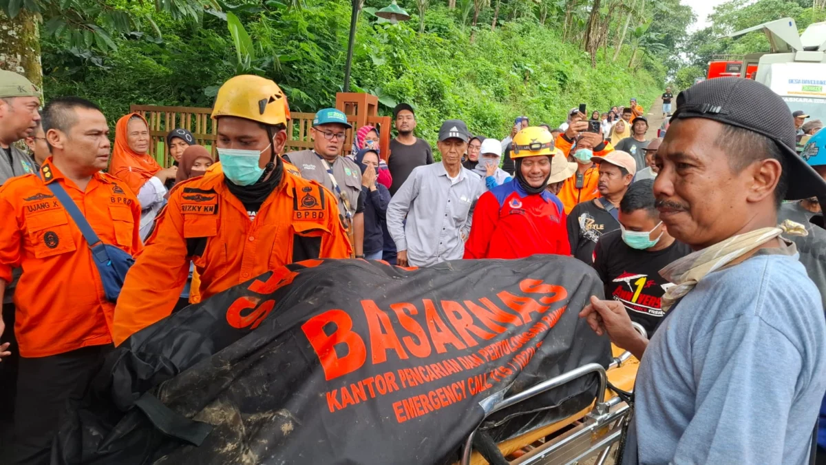 Tim SAR Gabungan saat evakuasi korban yang tertimbun material tanah saat peristiwa longsor, Rafik (43) di Kampung Babakan Randu, Desa, Dayeuhkolot, Kecamatan Sagalaherang, Kabupaten Subang. (Kantor SAR Bandung for Jabar Ekspres)