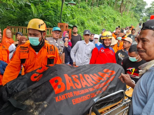 Tim SAR Gabungan saat evakuasi korban yang tertimbun material tanah saat peristiwa longsor, Rafik (43) di Kampung Babakan Randu, Desa, Dayeuhkolot, Kecamatan Sagalaherang, Kabupaten Subang. (Kantor SAR Bandung for Jabar Ekspres)