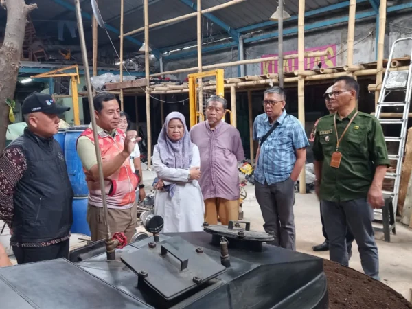 Lurah Melong dan Camat Cimahi Selatan saat Meninjau Mesin Teknologi Tepat Guna Pengolah Sampah Menjadi Bensin (Istimewa)