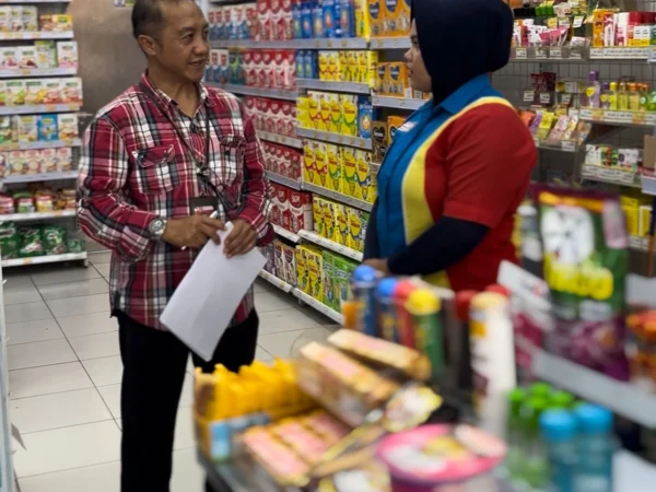 Pejabat Ahli Madya di DPMPTSP Kota Banjar Billy Bertha berdiskusi dengan salah satu pegawai toko modern belum lama ini. Sementara, 20 izin toko modern terhambat lantaran masa berlaku Perwalnya habis Juni 2024. (Cecep Herdi/Jabar Ekspres)