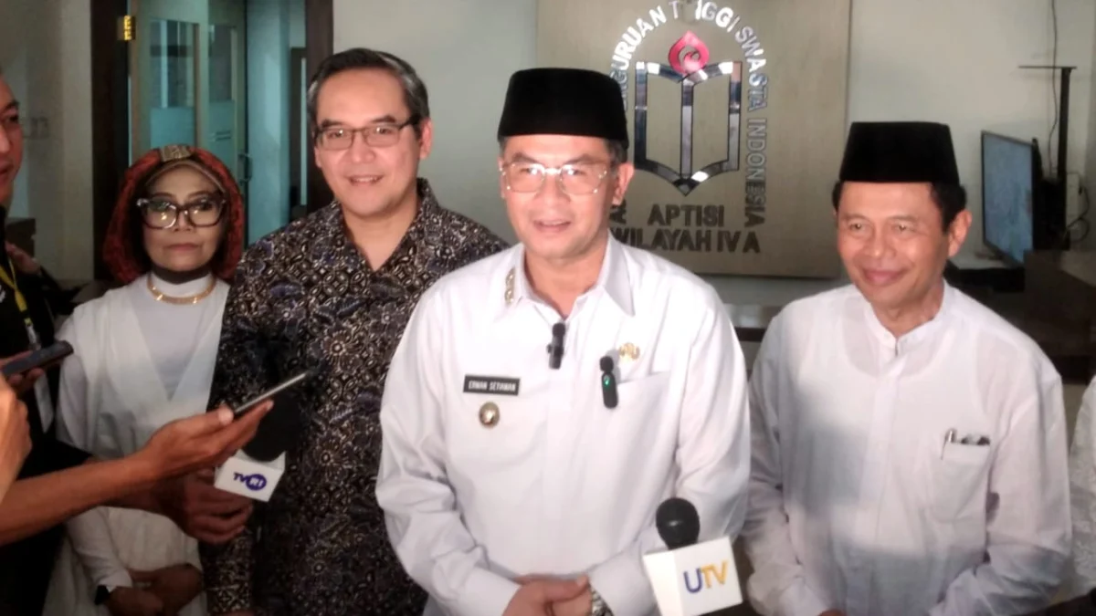 Direktur Kelembagaan Dirjen Dikti Prof. Mukhamad Najib (dua dari kiri) saat ditemui usai Silaturahmi dengan APTISI Jabar di Bandung, Kamis (17/4).