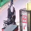 Tangkapan layar pengeroyokan dua bang jago kepada seorang pria di Baleendah, Kabupaten Bandung.