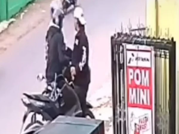 Tangkapan layar pengeroyokan dua bang jago kepada seorang pria di Baleendah, Kabupaten Bandung.