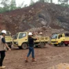 Kadis ESDM Jabar Bambang Tirtoyuliono saat di lokasi tambang.