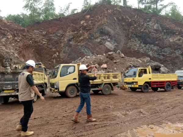 Kadis ESDM Jabar Bambang Tirtoyuliono saat di lokasi tambang.