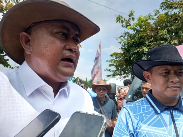 Bupati Bogor Rudy Susmanto dan Panglima Koops Udara I Marsekal Muda TNI Mohammad Nurdin saat memberikan keterangan kepada wartawan di Area Stadion Pakansari, pada Minggu (20/4/2025). Foto: Regi