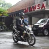 Suasana di halaman parkir SMAN 1, Kota Bandung, Minggu (20/4). Foto: Dimas Rachmatsyah / Jabar Ekspres