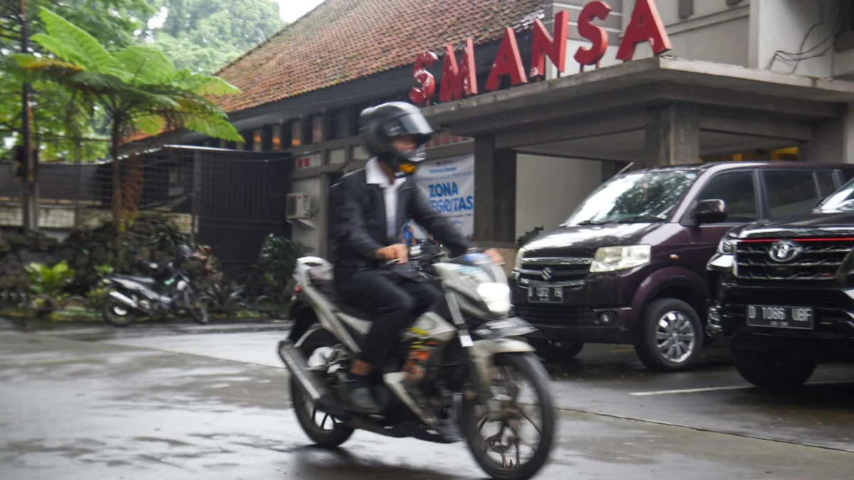 Suasana di halaman parkir SMAN 1, Kota Bandung, Minggu (20/4). Foto: Dimas Rachmatsyah / Jabar Ekspres