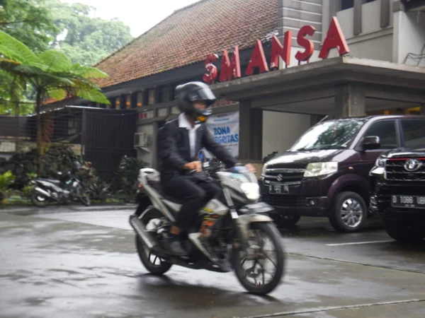 Suasana di halaman parkir SMAN 1, Kota Bandung, Minggu (20/4). Foto: Dimas Rachmatsyah / Jabar Ekspres