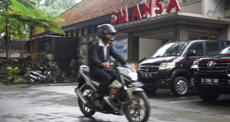 Suasana di halaman parkir SMAN 1, Kota Bandung, Minggu (20/4). Foto: Dimas Rachmatsyah / Jabar Ekspres