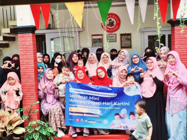 Komunitas Read Aloud Kota Banjar menggelar Seminar Mini bertajuk 'Menjadi Pahlawan Literasi Keluarga dengan Read Aloud' di Yayasan Ruang Baca Komunitas (YRBK), Parunglesang, Banjar dalam rangka memperingati hari Kartini, Senin (21/4/2025). (Cecep Herdi/Jabar Ekspres)