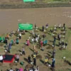 Polres Banjar bersama Balai Besar Wilayah Sungai (BBWS) Citanduy dan Forum Komunikasi Pimpinan Daerah (Forkopimda) Kota Banjar menggelar aksi penanaman pohon di Bantaran Sungai Citanduy, Blok Dobo Pataruman, Rabu (22/4/2025).