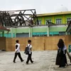 Nampak atap bangunan di salah satu SMP Negeri di Kota Banjar sudah dibongkar beberapa waktu lalu. Padahal, anggaran perbaikan belum jelas sumbernya. Pihak SMPN 5 mengklaim pembongkaran sudah diperbaiki namun belum difungsikan. (Cecep Herdi/Jabar Ekspres)