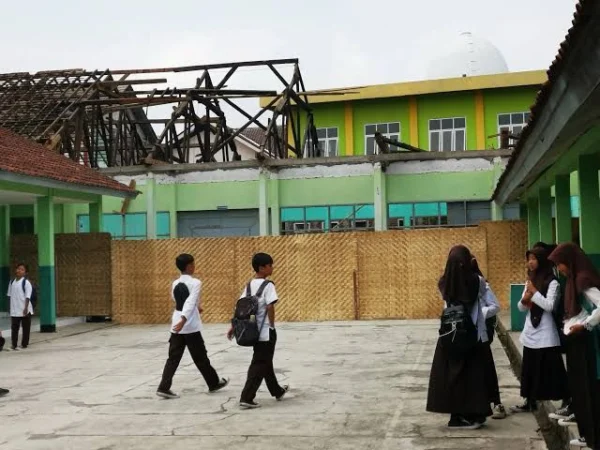 Nampak atap bangunan di salah satu SMP Negeri di Kota Banjar sudah dibongkar beberapa waktu lalu. Padahal, anggaran perbaikan belum jelas sumbernya. Pihak SMPN 5 mengklaim pembongkaran sudah diperbaiki namun belum difungsikan. (Cecep Herdi/Jabar Ekspres)