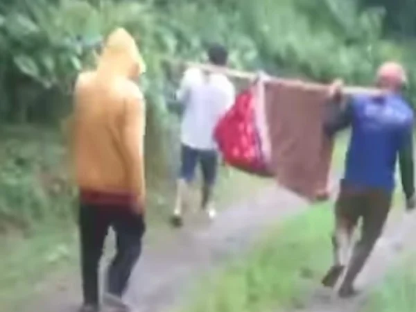 Warga tandu orang sakit gegara jalan rusak. Dok Tangkapan layar video warga Desa Wangunsari, Kecamatan Sindangkerta, KBB.