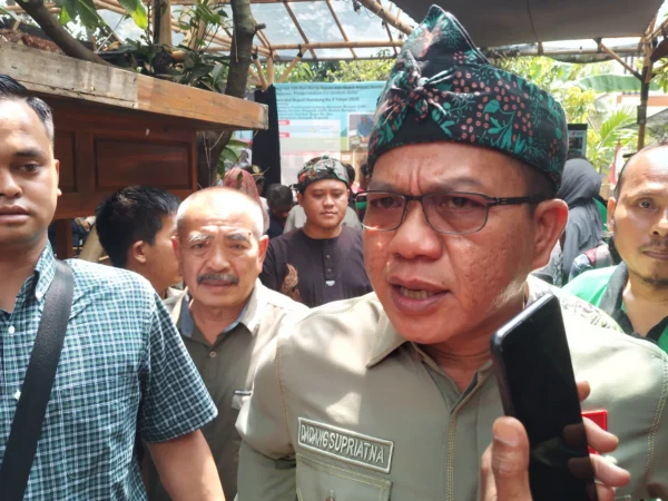 Bupati Bandung, Dadang Supriatna saat ditemui di Desa Cibiruwetan, Kecamatan Cileunyi, Kabupaten Bandung. (Yanuar Baswata/Jabar Ekspres)