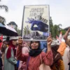Warga yang tergabung dari Koalisi Gerakan Rakyat Selamatkan Bumi (Gerak Sa Bumi) melakukan aksi memperingati Hari Bumi di depan Gedung Sate, Kota Bandung, Selasa (22/4). Foto: Dimas Rachmatsyah / Jabar Ekspres