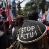 Warga yang tergabung dari Koalisi Gerakan Rakyat Selamatkan Bumi (Gerak Sa Bumi) melakukan aksi memperingati Hari Bumi di depan Gedung Sate, Kota Bandung, Selasa (22/4). Foto: Dimas Rachmatsyah / Jabar Ekspres