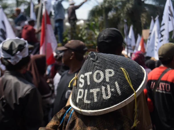 Warga yang tergabung dari Koalisi Gerakan Rakyat Selamatkan Bumi (Gerak Sa Bumi) melakukan aksi memperingati Hari Bumi di depan Gedung Sate, Kota Bandung, Selasa (22/4). Foto: Dimas Rachmatsyah / Jabar Ekspres