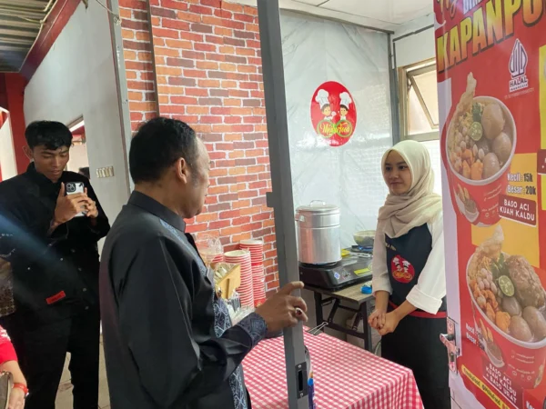 Wali Kota Cimahi, Ngatiyana saat Meninjau Spot IKM Pasar Atas Cimahi (Mong)
