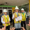 Wakil Wali KotabCimahi, Adithia Yudhistira saat Menunjukkan Skema Pembangunan Bunderan Cihanjuang (mong)