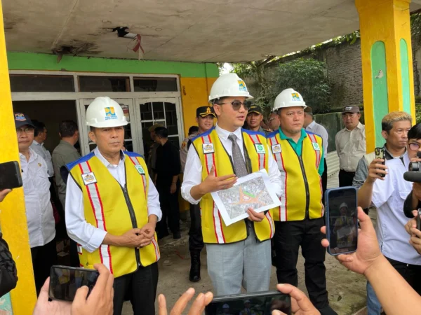 Wakil Wali KotabCimahi, Adithia Yudhistira saat Menunjukkan Skema Pembangunan Bunderan Cihanjuang (mong)